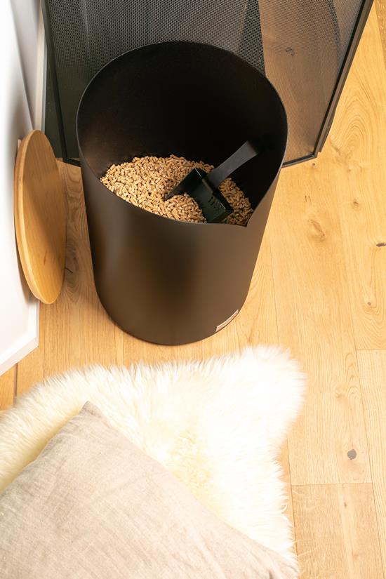 Volute round pellet box with bamboo lid