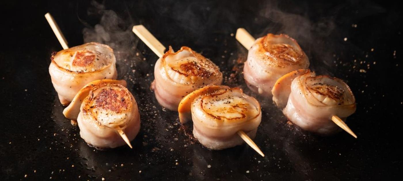 Brochettes de Saint-Jacques lardées à la plancha