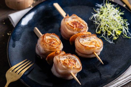 Brochettes de Saint-Jacques lardées à la plancha
